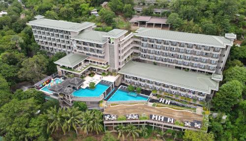 widok z powietrza na ośrodek z basenem w obiekcie Zuri Resort w mieście Coron