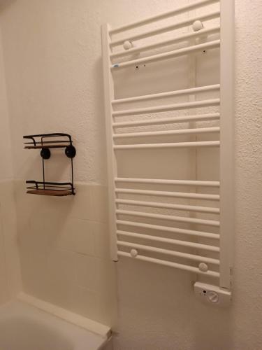 un placard blanc avec une étagère sur le mur dans l'établissement Charmant studio avec balcon, 1 pièce, 4 personnes, à Uvernet