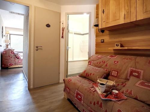 - un salon avec un canapé et une table dans l'établissement Studio rénové aux Menuires, départ skis aux pieds - FR-1-344-840, aux Menuires