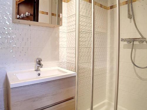 une salle de bain avec un lavabo et une douche dans l'établissement Appartement rénové · Départ et retour ski aux pieds · 6 pers · Quartier La Croisette - FR-1-344-847, aux Menuires