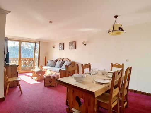 un salon avec une table et un canapé dans l'établissement Appartement spacieux et rénové, proche des pistes avec sauna, hammam, WIFI et balcon - FR-1-344-849, à Levassaix