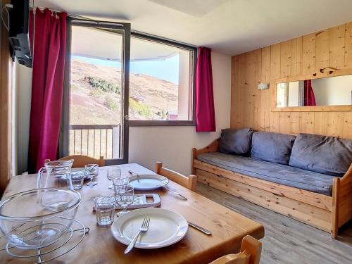 Studio rénové avec balcon - Proche pistes et commerces - FR-1-344-872