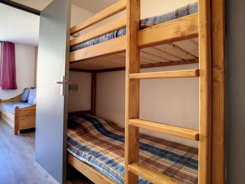 Ce lit superposé se trouve dans une chambre dotée de lits superposés. dans l'établissement Studio rénové avec balcon - Proche pistes et commerces - FR-1-344-872, aux Menuires