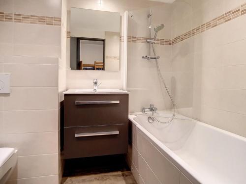 une salle de bain avec une baignoire et un lavabo et une baignoire dans l'établissement Studio rénové avec balcon - Proche pistes et commerces - FR-1-344-872, aux Menuires
