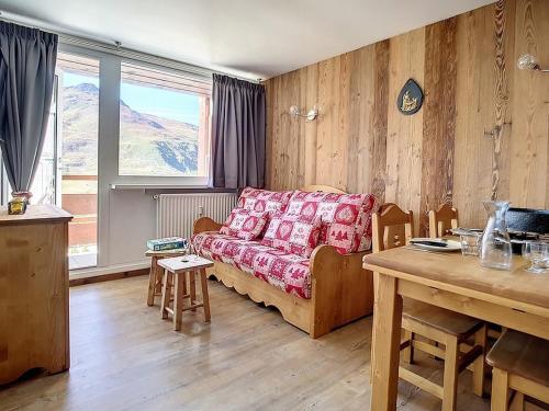 un salon avec un canapé et une table dans l'établissement Duplex 2 Pièces · Balcon Ouest · 5 Pers · Pied des Pistes · TV · Ascenseur · Parking Gratuit - FR-1-344-855, aux Menuires