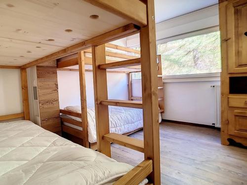 une chambre avec deux lits superposés et une fenêtre dans l'établissement Duplex 2 Pièces · Balcon Ouest · 5 Pers · Pied des Pistes · TV · Ascenseur · Parking Gratuit - FR-1-344-855, aux Menuires