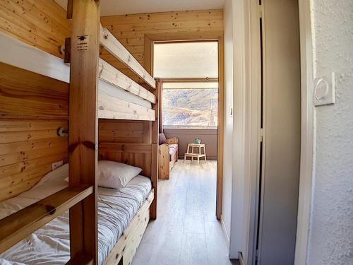 une chambre avec deux lits superposés et une fenêtre dans l'établissement Studio rénové · Ski-in/Ski-out · Balcon sud · 4 pers · Proche ESF - FR-1-344-874, aux Menuires