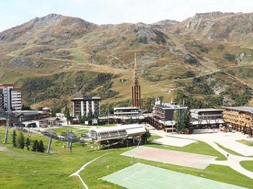 - une vue sur un campus avec des montagnes en arrière-plan dans l'établissement Studio rénové · Ski-in/Ski-out · Balcon sud · 4 pers · Proche ESF - FR-1-344-874, aux Menuires