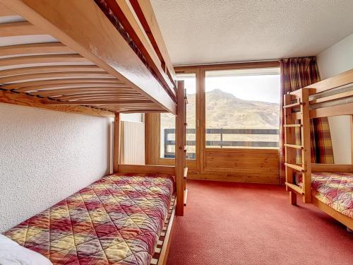 une chambre avec deux lits superposés et une fenêtre dans l'établissement Appartement cosy, 2 pièces, 5 pers., piste à pied, balcon ouest, La Croisette, Les Belleville - FR-1-344-878, aux Menuires