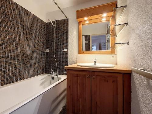 une salle de bain avec un lavabo, une baignoire et un miroir dans l'établissement Appartement cosy, 2 pièces, 5 pers., piste à pied, balcon ouest, La Croisette, Les Belleville - FR-1-344-878, aux Menuires