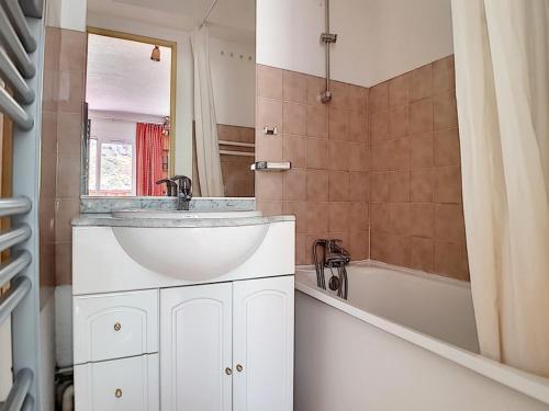 ein Badezimmer mit Waschbecken und Badewanne in der Unterkunft Appartement skis aux pieds avec balcon et parking - FR-1-344-880 in Les Bruyères