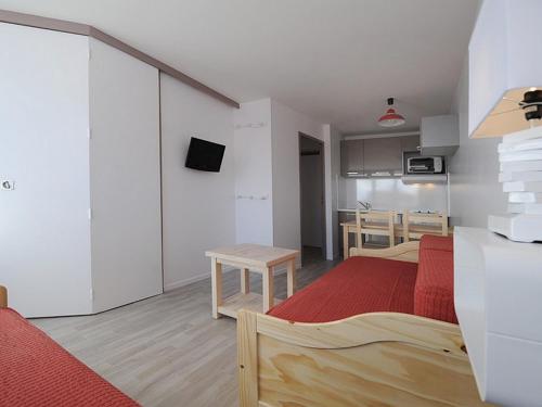 une chambre avec un lit et une table dedans dans l'établissement Appartement cosy rénové 2 pièces - Skis aux pieds - Balcon sud-ouest - Centre resort - FR-1-344-877, aux Menuires