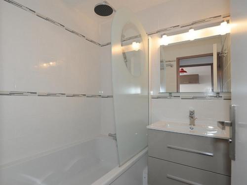une salle de bain blanche avec un lavabo et une douche dans l'établissement Appartement cosy rénové 2 pièces - Skis aux pieds - Balcon sud-ouest - Centre resort - FR-1-344-877, aux Menuires