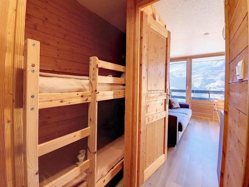 - une chambre avec 2 lits superposés dans une cabine dans l'établissement Studio rénové · Ski aux pieds · Balcon - FR-1-344-890, aux Menuires