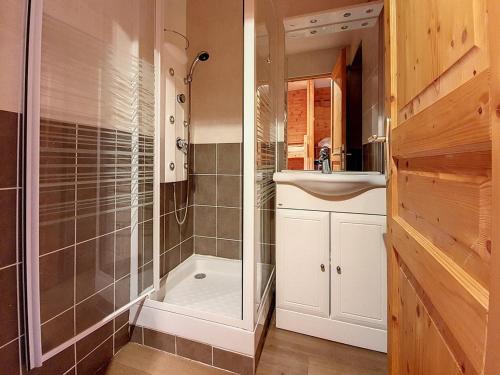 une salle de bain avec douche et lavabo dans l'établissement Studio rénové · Ski aux pieds · Balcon - FR-1-344-890, aux Menuires