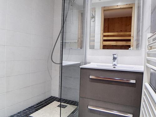 une salle de bain avec un lavabo et une douche dans l'établissement Studio rénové proche pistes avec balcon, 4 pers, WIFI - FR-1-344-909, aux Menuires