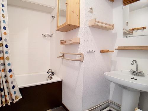 une salle de bain avec un lavabo et une baignoire dans l'établissement Appartement cosy 4 pers, ski aux pieds, balcon Sud-Ouest - FR-1-344-919, aux Menuires