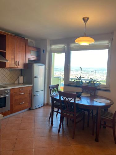 eine Küche mit einem Tisch und Stühlen sowie einem Fenster in der Unterkunft Lovely apartment with fabulous view in Koper
