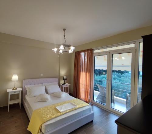 Postel nebo postele na pokoji v ubytování The Bright House a two-storey maisonette in Loutraki