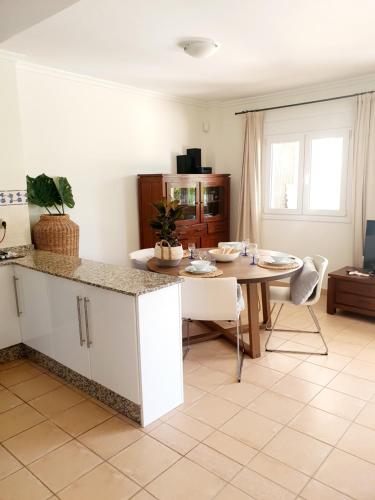 uma cozinha com uma mesa e uma sala de jantar em Precioso Bajo gran terraza y piscinas Altaona Golf em Múrcia
