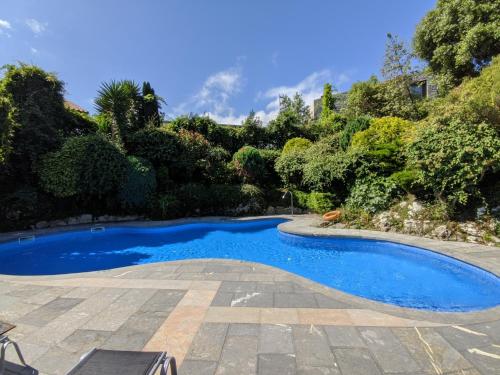 a swimming pool in a yard with a patio at Apartamentos Mazuga Rural in Po