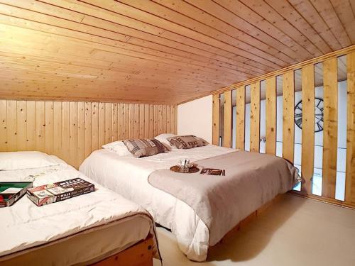 - une chambre avec 2 lits dans une cabane en bois dans l'établissement Studio Mezzanine, Accès Direct aux Pistes, Balcon, Capacité 4 pers - FR-1-344-835, aux Menuires