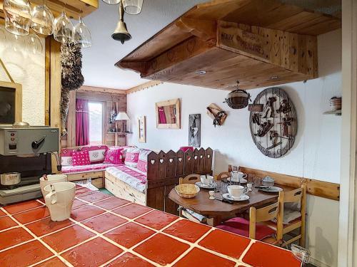 un salon avec une table et un canapé dans l'établissement Appartement 2P lumineux, proche pistes, balcon, non-fumeur - FR-1-344-923, aux Menuires