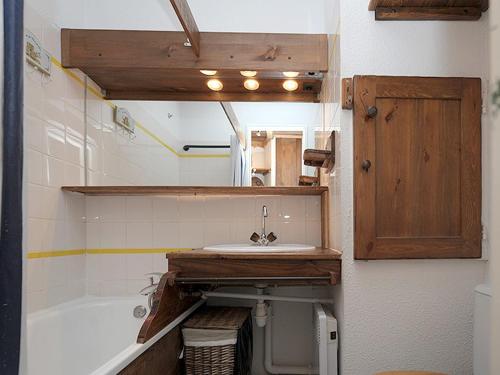 une salle de bain avec un lavabo et une baignoire dans l'établissement Appartement 2P lumineux, proche pistes, balcon, non-fumeur - FR-1-344-923, aux Menuires