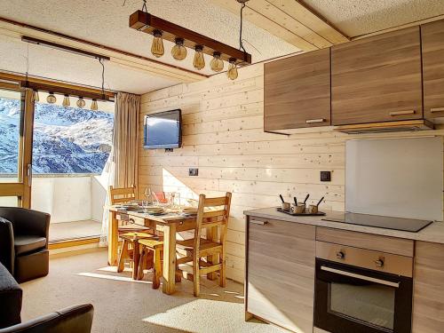 Studio Rénové au Pied des Pistes avec Balcon et Wifi - FR-1-344-949