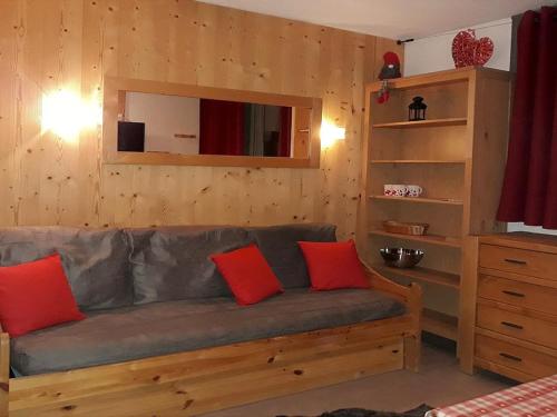 - un salon avec un canapé et des oreillers rouges dans l'établissement Studio rénové avec balcon, proche des pistes, 3 pers, non fumeur - FR-1-344-933, aux Menuires
