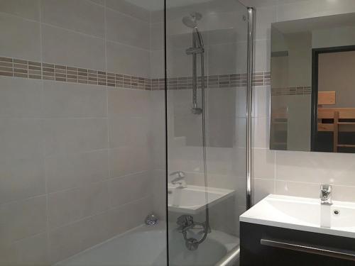 une salle de bain avec douche et lavabo dans l'établissement Studio rénové avec balcon, proche des pistes, 3 pers, non fumeur - FR-1-344-933, aux Menuires
