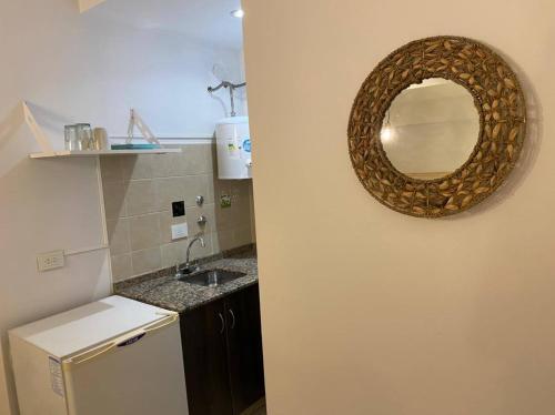 baño con lavabo y espejo en la pared en Cozy Apartment en Buenos Aires