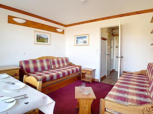 un salon avec un canapé et une table dans l'établissement Studio 3 pers, ski aux pieds, balcon nord, TV, cuisine équipée, accès galerie marchande - FR-1-344-966, aux Menuires