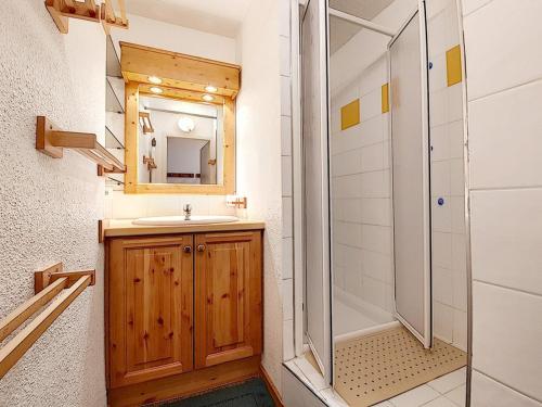 une salle de bain avec un lavabo et une douche dans l'établissement Studio lumineux avec accès direct aux pistes, balcon sud et proche des commodités - FR-1-344-959, aux Menuires