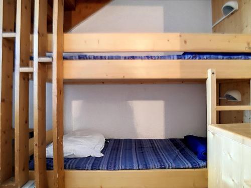 quelques lits superposés dans une chambre dans l'établissement Studio agréable ski aux pieds avec balcon - FR-1-344-963, aux Menuires