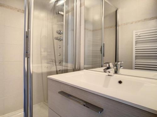 un baño con lavabo y ducha en Studio lumineux avec balcon - Départ skis aux pieds - 4 pers, TV, DVD, proche commodités - FR-1-344-967, en Les Menuires