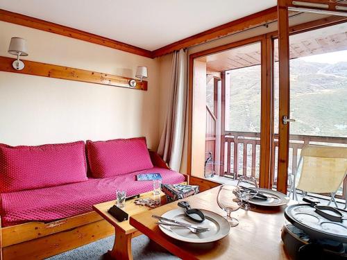 un salon avec un canapé rose et une table dans l'établissement Appartement standard Départ ski aux pieds Balcon - FR-1-344-988, aux Bruyères