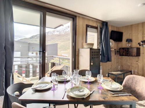 une table avec des verres et des assiettes dans une pièce dans l'établissement Studio rénové au pied des pistes avec balcon, parking et WiFi - FR-1-344-985, aux Menuires