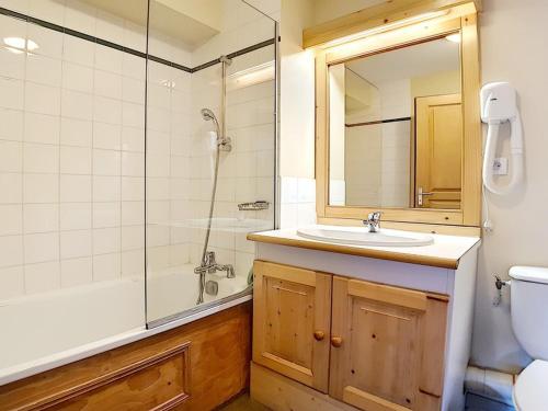 une salle de bain avec un lavabo, une douche et des toilettes dans l'établissement Appartement standard Départ ski aux pieds Balcon - FR-1-344-988, aux Bruyères