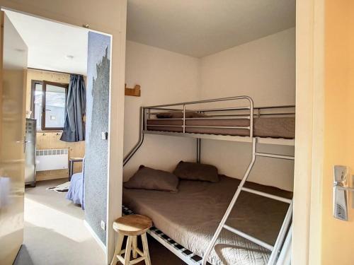 Cette petite chambre comprend des lits superposés. dans l'établissement Studio rénové au pied des pistes avec balcon, parking et WiFi - FR-1-344-985, aux Menuires