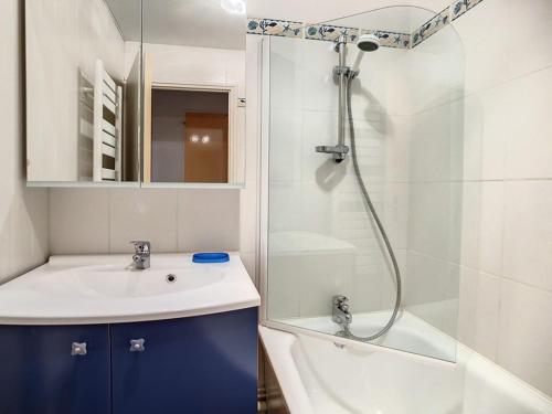 une salle de bain avec un lavabo et une douche dans l'établissement Studio rénové au pied des pistes avec balcon, parking et WiFi - FR-1-344-985, aux Menuires