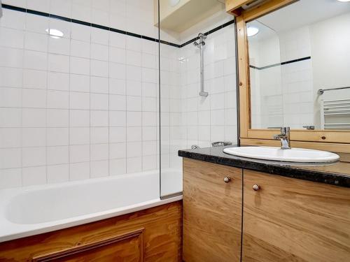 une salle de bain avec un lavabo et une douche dans l'établissement Charmant 2 pièces avec balcon exposé Sud, départ ski aux pieds, au cœur des Bruyères - FR-1-344-998, aux Bruyères