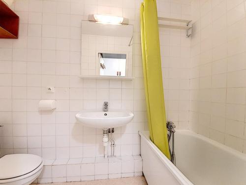 une salle de bain avec un lavabo, des toilettes et une baignoire dans l'établissement Studio fonctionnel au pied des pistes avec balcon - FR-1-344-989, aux Menuires