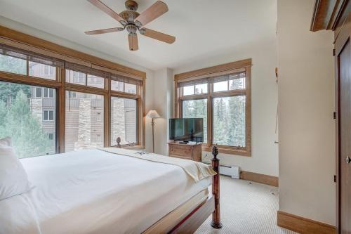 Μια τηλεόραση ή/και κέντρο ψυχαγωγίας στο Premier 3 Bedroom Ski In, Ski Out Lone Eagle Condo With The Best Access To Skiing In Keystone