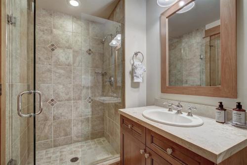 Ένα μπάνιο στο Premier 3 Bedroom Ski In, Ski Out Lone Eagle Condo With The Best Access To Skiing In Keystone