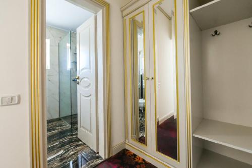 Hotel Belona tesisinde bir banyo