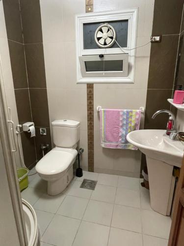 Ванная комната в شقة مطلة علي قناة السويس701