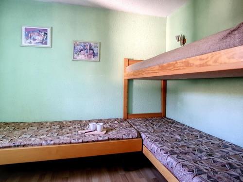 - une chambre avec 2 lits superposés dans l'établissement Appartement Les Menuires, 2 pièces, 5 personnes - FR-1-344-1031, aux Menuires