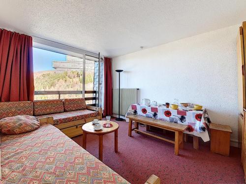 une chambre d'hôtel avec un lit et un canapé dans l'établissement Appartement cosy, 4 pers, balcons, aux pieds des pistes - FR-1-344-1044, aux Menuires