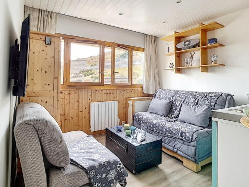 un salon avec un canapé et une table dans l'établissement Studio cosy au pied des pistes, 2 pers, centre, ski, animaux admis - FR-1-344-1010, aux Menuires